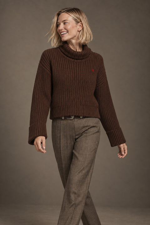 Jersey de cuello alto marrón — lookbook