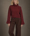 Jersey de cuello alto granate — lookbook